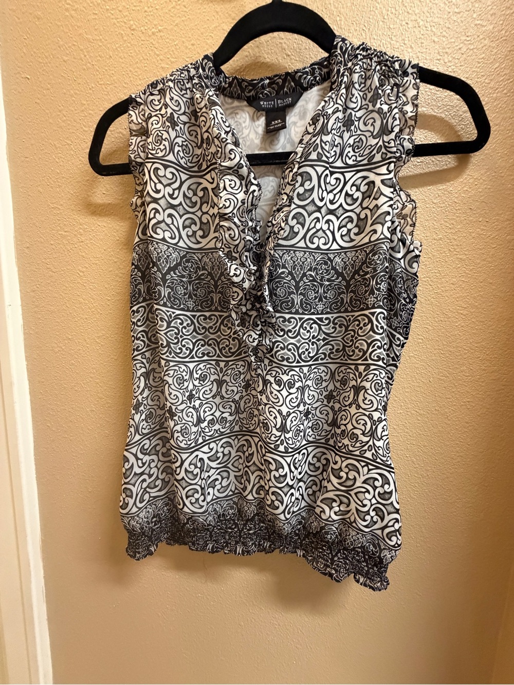 White House Black Market Black and White Printed Ruffle Sleeveless Blouse